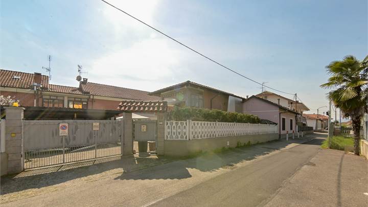 CASA INDIPENDENTE SU UN UNICO LIVELLO CON GIARDINO E TAVERNA